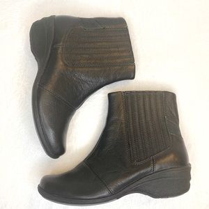 HUSH PUPPIES like new brown leather boots